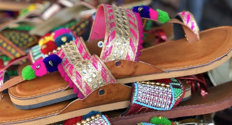 Σκάνδαλο με τα σανδάλια της Prada – Η αντιγραφή από την ινδική κληρονομιά