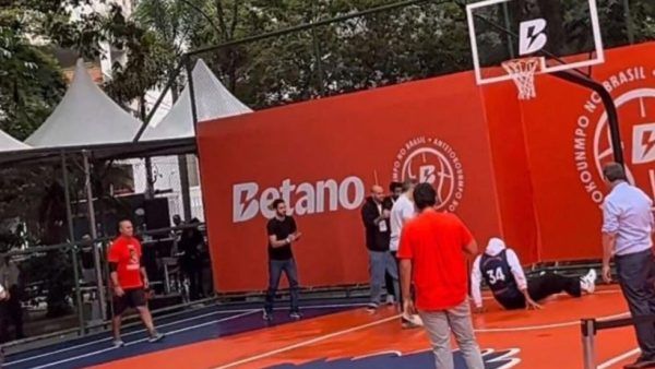 Επική τούμπα του Αντετοκούνμπο σε προσπάθεια να καρφώσει σε ανοικτό γήπεδο στη Βραζιλία (vid)