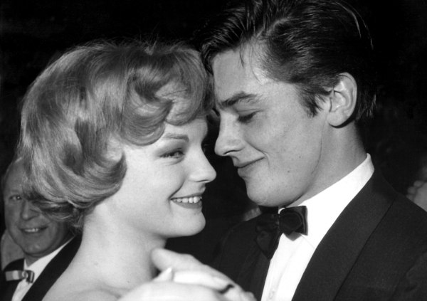 Κακοποιητής γυναικών, εμμονικός με τα όπλα: Ο μικρός γιος του Αλέν Ντελόν «σταυρώνει» τον πατέρα του