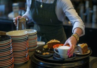 Το εκνευριστικό κόλπο πελατών που τρέλανε σερβιτόρα – Πώς προσπάθησαν να μην πληρώσουν