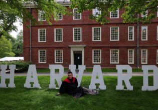 Ο Τραμπ απαγορεύει τις βίζες για ξένους φοιτητές στο Χάρβαρντ