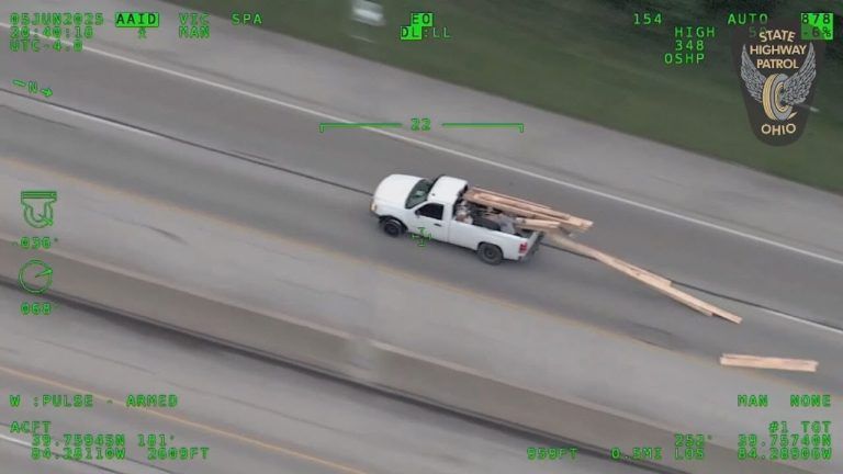 ΗΠΑ: Καταδίωξη με τον συνοδηγό να πετά μαδέρια στην αστυνομία πριν προκαλέσει καραμπόλα [βίντεο]