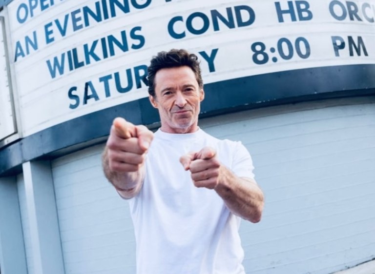 Η μεγάλη απόδραση: Ο Χιου Τζάκμαν μπαίνει σε ένα τυχαίο αυτοκίνητο για να ξεφύγει από τους θαυμαστές του