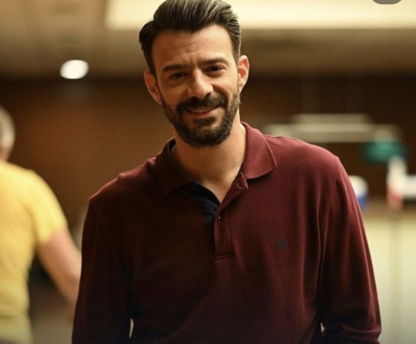 Ο Κωνσταντίνος Γαβαλάς μιλά για τον «Υπηρέτη δύο Αφεντάδων», τον κόσμο της σκηνής και τις αλήθειες των «μικρών»