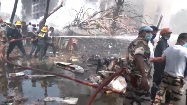 Συνετρίβη αεροπλάνο στην Ινδία με 242 επιβαίνοντες με προορισμό το Λονδίνο – Βίντεο με τη στιγμή της συντριβής