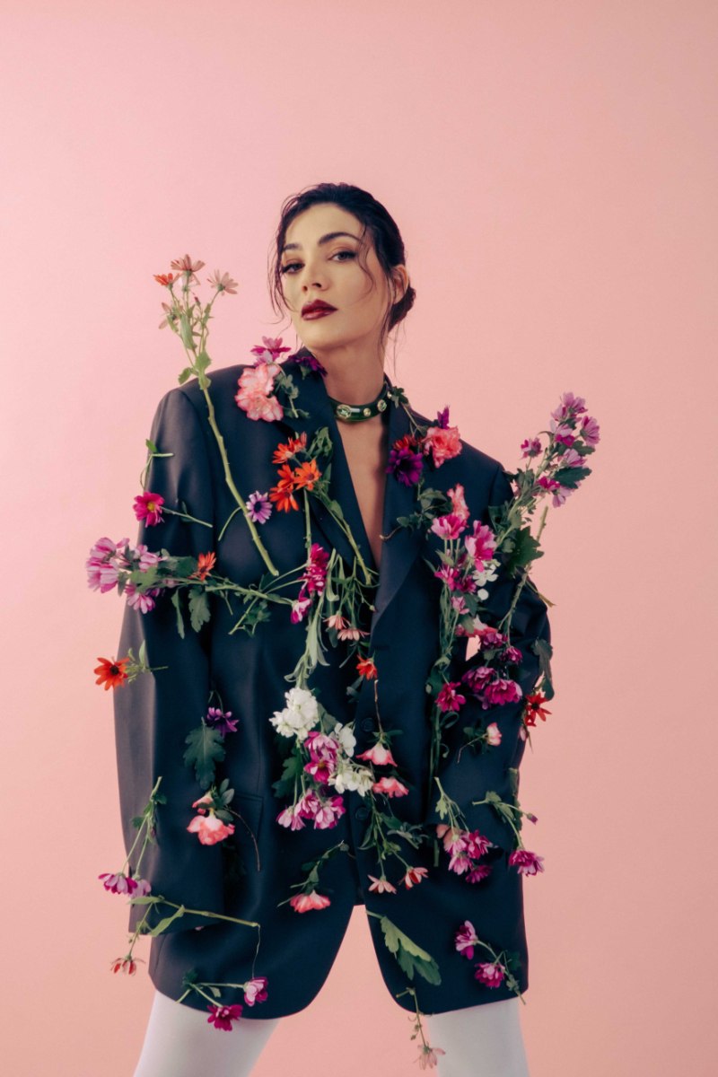 Η Ήβη Αδάμου κυκλοφορεί το νέο της τραγούδι και δηλώνει: «Κουβαλάει μέσα του όλα όσα νιώθω»