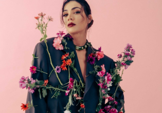 Η Ήβη Αδάμου κυκλοφορεί το νέο της τραγούδι και δηλώνει: «Κουβαλάει μέσα του όλα όσα νιώθω»