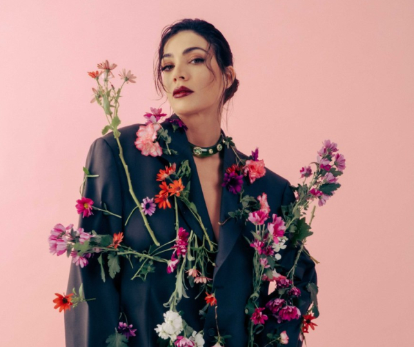 Η Ήβη Αδάμου κυκλοφορεί το νέο της τραγούδι και δηλώνει: «Κουβαλάει μέσα του όλα όσα νιώθω»