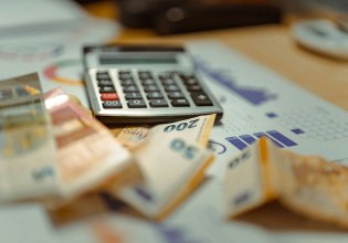 Εφορία: Βουνό τα χρέη, σταγόνες οι ρυθμίσεις – «Φέσια» 24,4 δισ. ευρώ από πρόστιμα