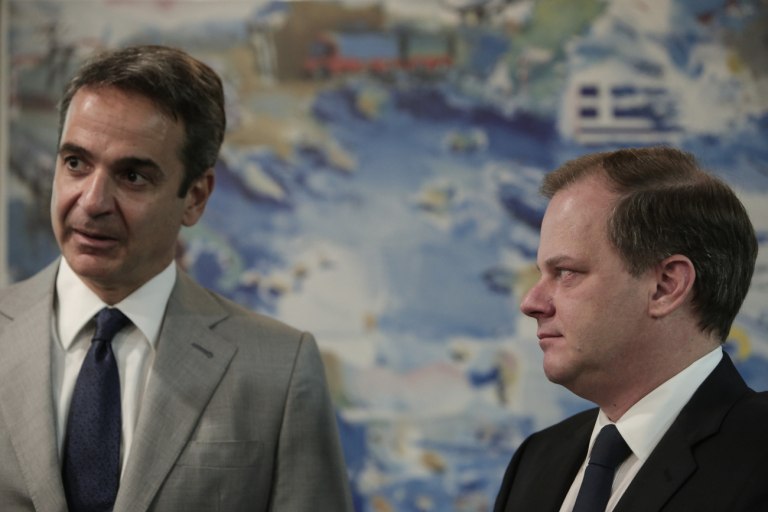 Βουλή: Φθηνό σόου Μητσοτάκη και Καραμανλή – Αποποίηση ευθυνών και η «μπάλα στην εξέδρα»