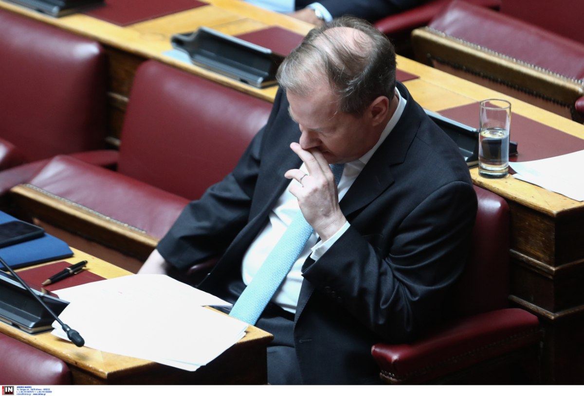 Βουλή: Νίπτει τας χείρας του ο Κώστας Αχ. Καραμανλής μπροστά στην τραγωδία των Τεμπών