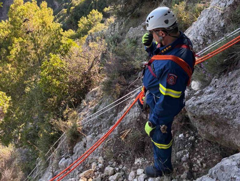 Κέρκυρα: Επιχείρηση ανάσυρσης τουρίστα που έπεσε από μεγάλο ύψος στην παραλία Canal d’ Amour