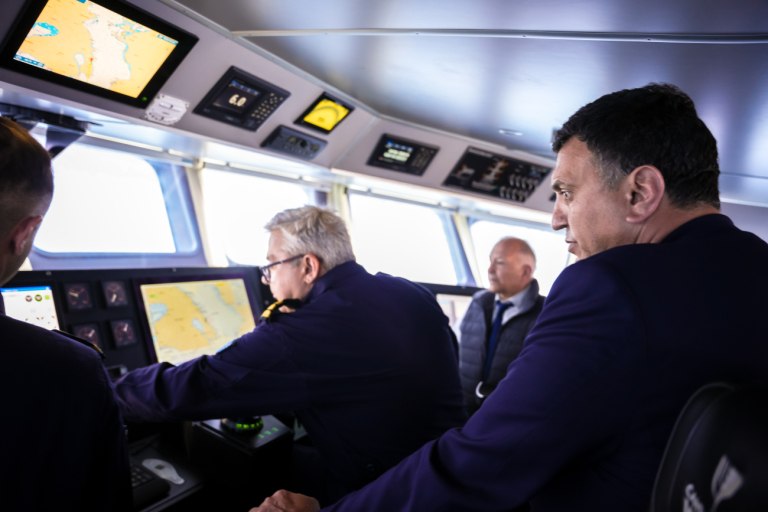 Στον Θάλαμο Επιχειρήσεων ο Β. Κικίλιας με την ηγεσία του Λιμενικού – Όλα τα βλέμματα στα Στενά του Ορμούζ