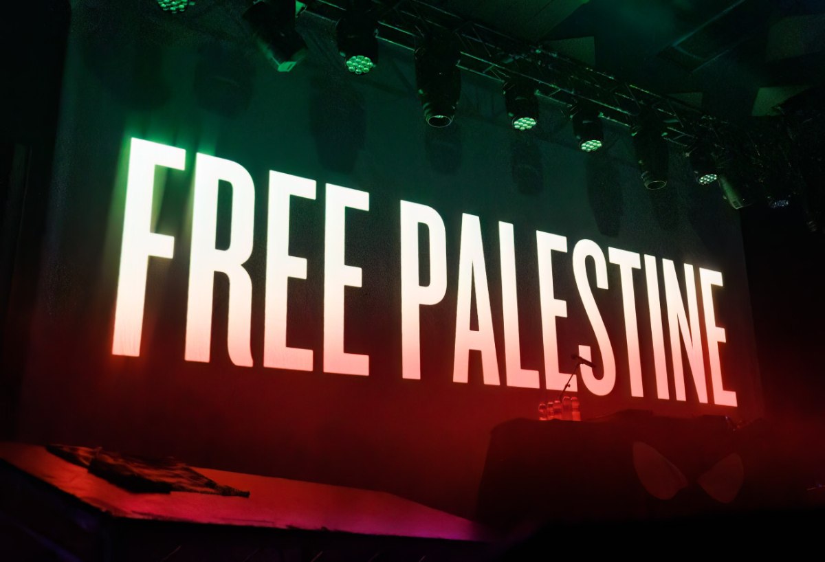 Λευτεριά στην Παλαιστίνη: Τζόνι Μαρ και Fontaines D.C. υπέρ Kneecap στο Glastonbury – «Η σκηνή είναι πολιτική»