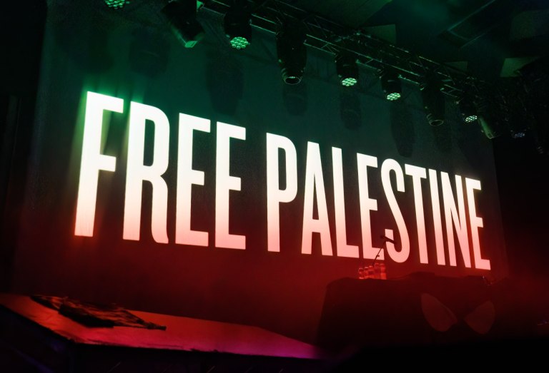 Λευτεριά στην Παλαιστίνη: Τζόνι Μαρ και Fontaines D.C. υπέρ Kneecap στο Glastonbury – «Η σκηνή είναι πολιτική»