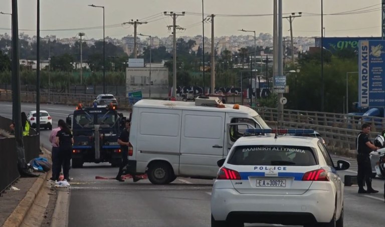 Ουρές χιλιομέτρων στον Κηφισό λόγω τροχαίου  – Αυτοκίνητο έπεσε σε κολώνα