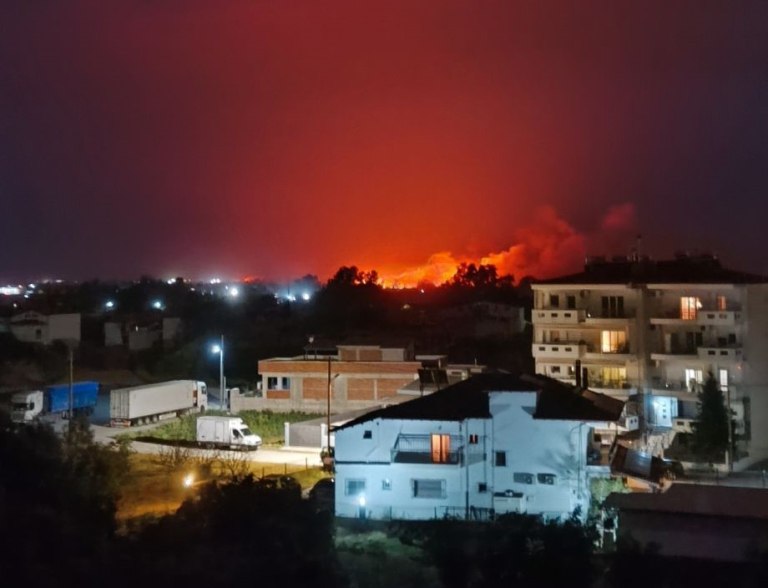 Θεσσαλονίκη: Μεγάλη φωτιά στον Λαγκαδά – Επιχειρούν ισχυρές δυνάμεις της πυροσβεστικής