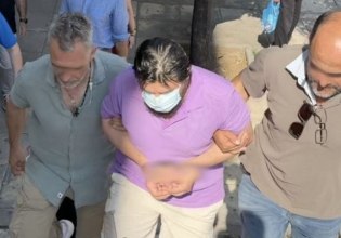 «Να καείς ζωντανός» – Αποδοκίμασαν τον δολοφόνο της Λαμίας έξω από τα δικαστήρια