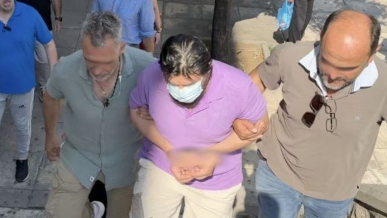 «Να καείς ζωντανός» – Αποδοκίμασαν τον δολοφόνο της Λαμίας έξω από τα δικαστήρια