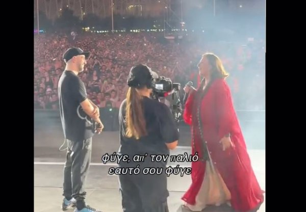 ΛΕΞ: Όταν η Χάρις Αλεξίου ανέβηκε στη σκηνή και τραγούδησαν το «Φύγε» με τον κόσμο να τους αποθεώνει