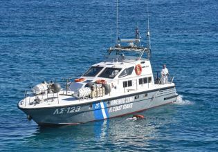 Ταχύπλοο έπεσε σε βράχια στη Βούλα – Δύο τραυματίες