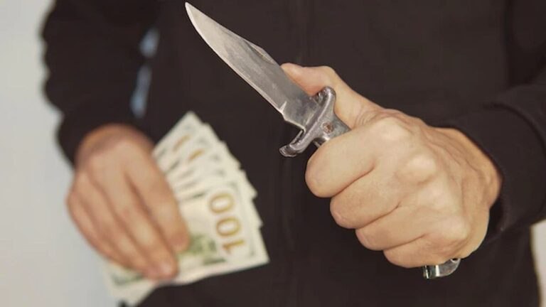 Μέγαρα: Μαχαίρωσαν 72χρονο μέσα στο σπίτι του και άρπαξαν 4.000 ευρώ – Τον βρήκε αναίσθητο η γυναίκα του