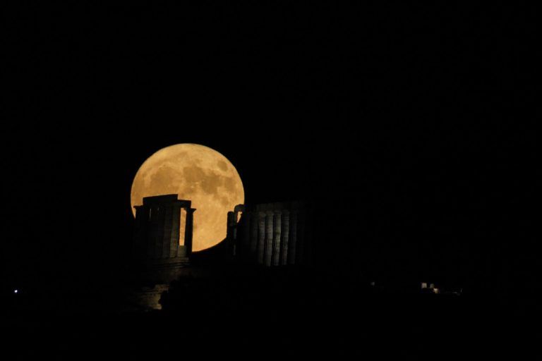 «Πανσέληνος της φράουλας»: Πότε θα είναι ορατή στην Ελλάδα