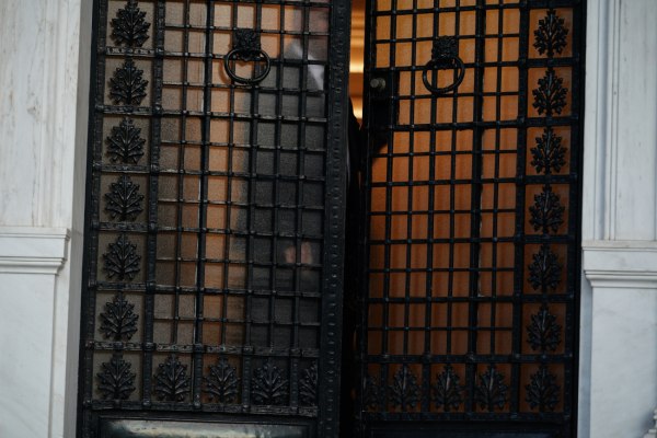 Εκλογικό αφήγημα σε τρεις πυλώνες χτίζει το Μαξίμου