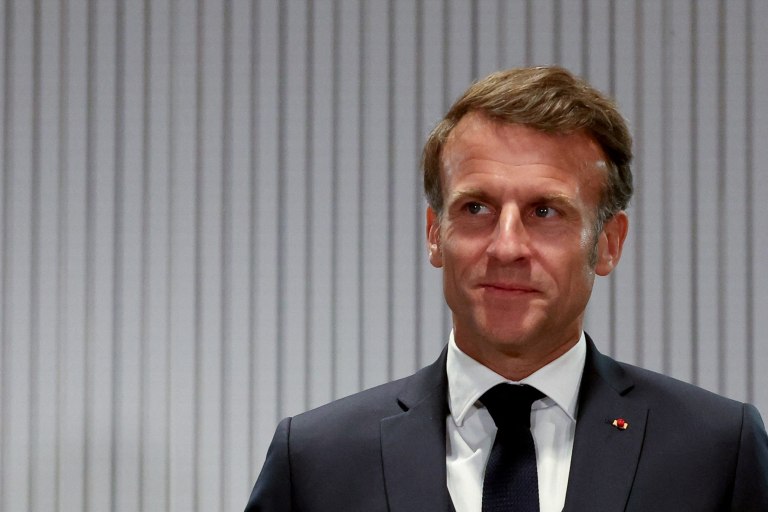 Η επιδίωξη να υπάρξει αλλαγή καθεστώτος στην Τεχεράνη διά της βίας θα ήταν «στρατηγικό λάθος» λέει ο Μακρόν