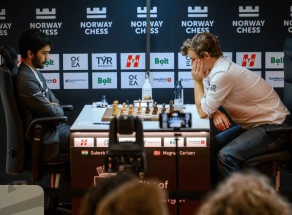 Μάγκνους Κάρλσεν: Έξαλλος ο «βασιλιάς» του σκακιού – Χτυπά το τραπέζι και αποχωρεί μετά από ήττα από 19χρονο