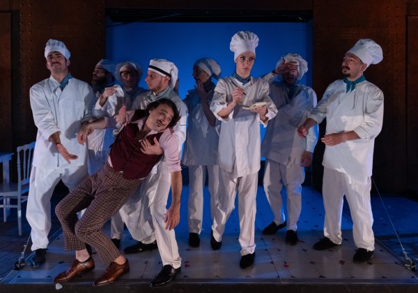 Αποθεωτική πρεμιέρα για τον «Υπηρέτη δύο Αφεντάδων» με τον Βασίλη Χαραλαμπόπουλο