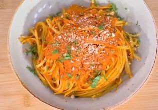 Συνταγή: Λιγκουίνι με σάλτσα από ψητές πιπεριές