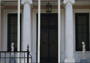 Ο Τσίπρας «βαράει το ντέφι» και το Μαξίμου… χορεύει – Νέα επίθεση της κυβέρνησης στον πρώην πρωθυπουργό