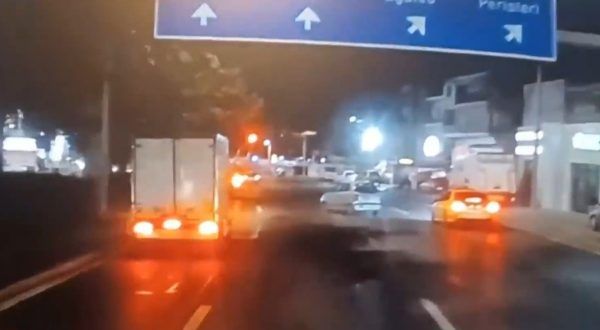 Λεωφόρος Αθηνών: Αυτοκίνητο χωρίς οδηγό σε τρελή πορεία – Από τύχη δεν υπήρξε ατύχημα