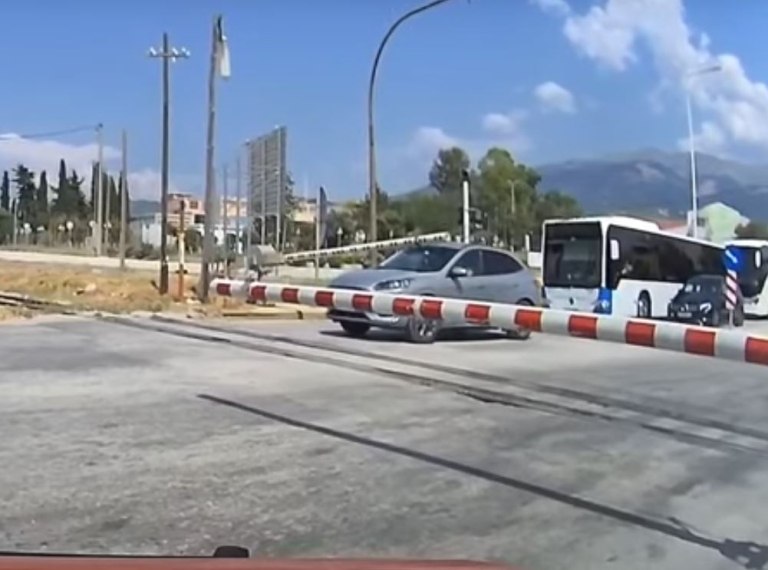 Πάτρα: ΙΧ με μικρό παιδί πέρασε κάτω από τις μπάρες του τρένου – Βίντεο ντοκουμέντο