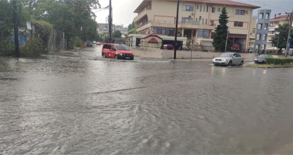 Κακοκαιρία: Σε χειμάρρους μετατράπηκαν οι δρόμοι στα Ιωάννινα – Μπλακ άουτ στην Ύδρα