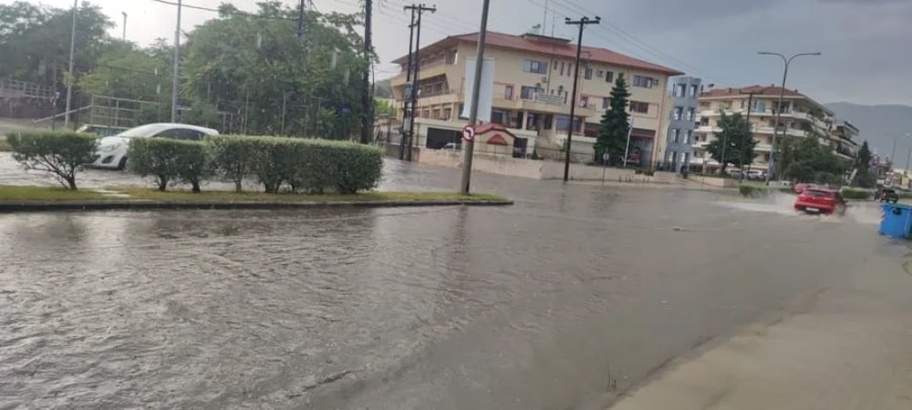 εικόνα που δείχνει δρόμους στα Ιωάννινα να έχουν μετατραπεί σε ποτάμια