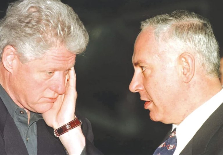 Μπιλ Κλίντον «δίνει» Νετανιάχου: «Βομβάρδισε το Ιράν για να μην «πέσει» ο ίδιος»