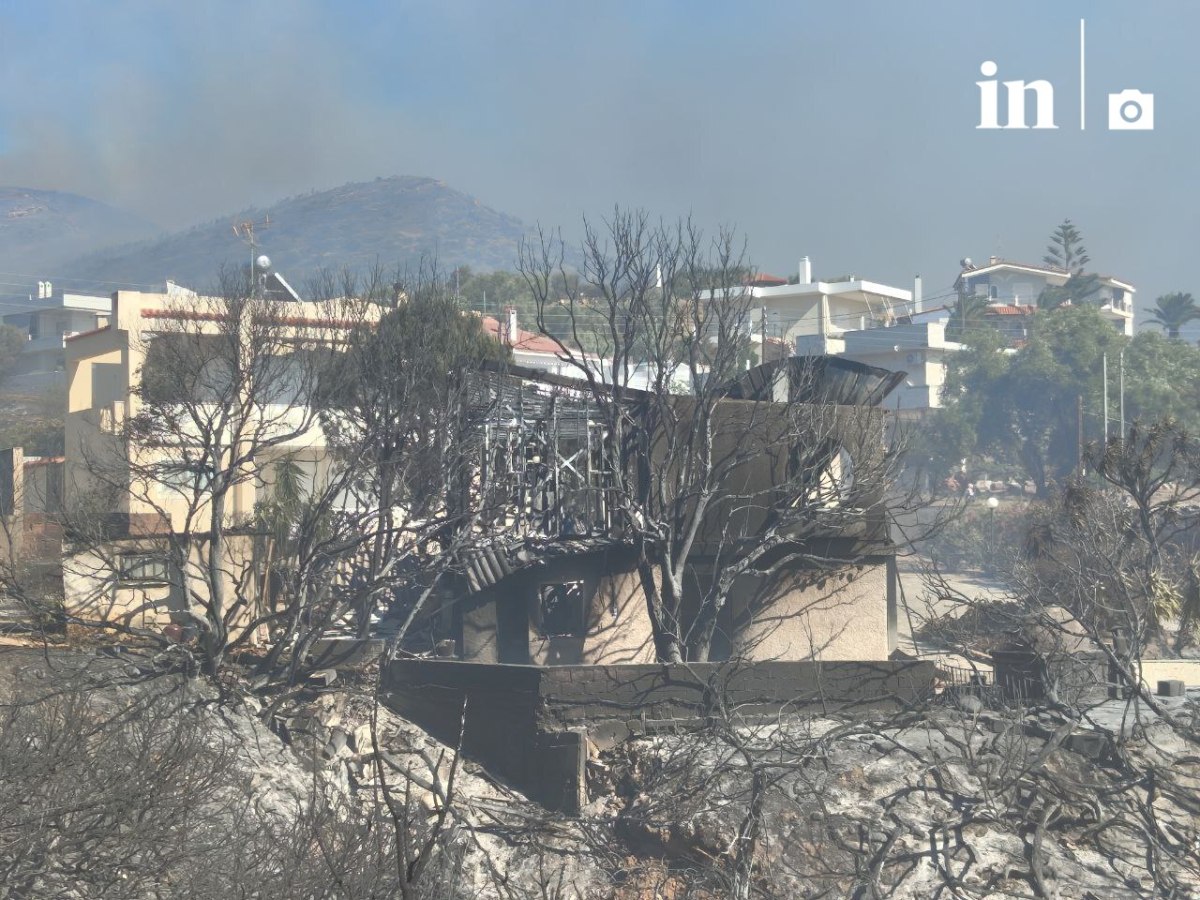 Μάχη με διάσπαρτες εστίες στην Παλαιά Φώκαια – Κάηκαν σπίτια, απεγκλωβίστηκαν κάτοικοι