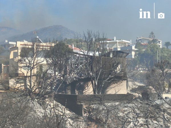 Μάχη με διάσπαρτες εστίες στην Παλαιά Φώκαια – Κάηκαν σπίτια, απεγκλωβίστηκαν κάτοικοι