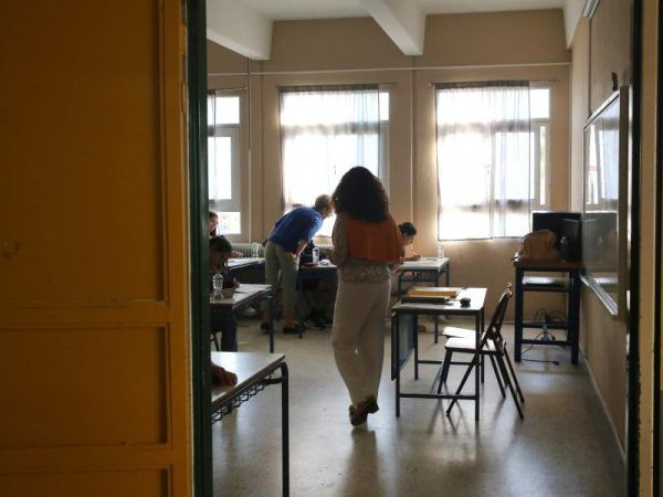 Θεσσαλονίκη: Επεισόδιο με μαθήτρια που πήγε στις πανελλαδικές με ακουστικό – Συνελήφθη η διευθύντρια του λυκείου