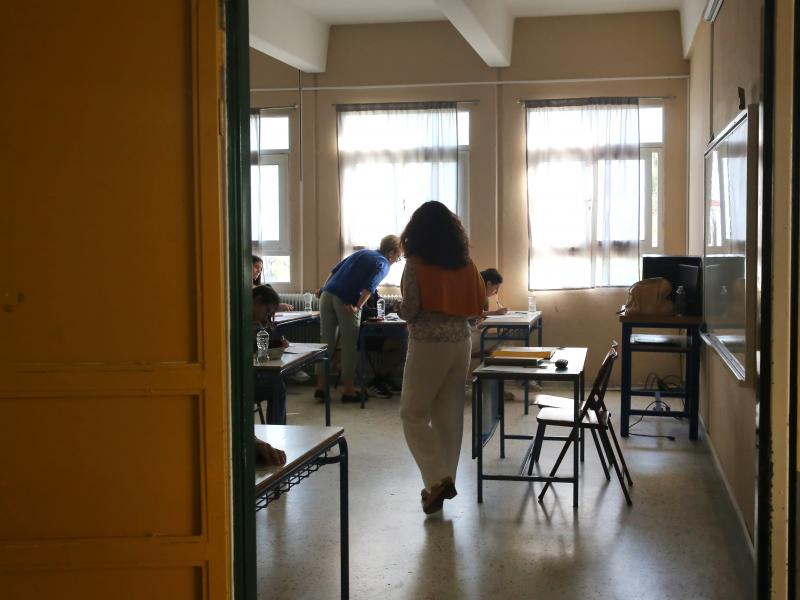 Θεσσαλονίκη: Επεισόδιο με μαθήτρια που πήγε στις πανελλαδικές με ακουστικό – Συνελήφθη η διευθύντρια του λυκείου
