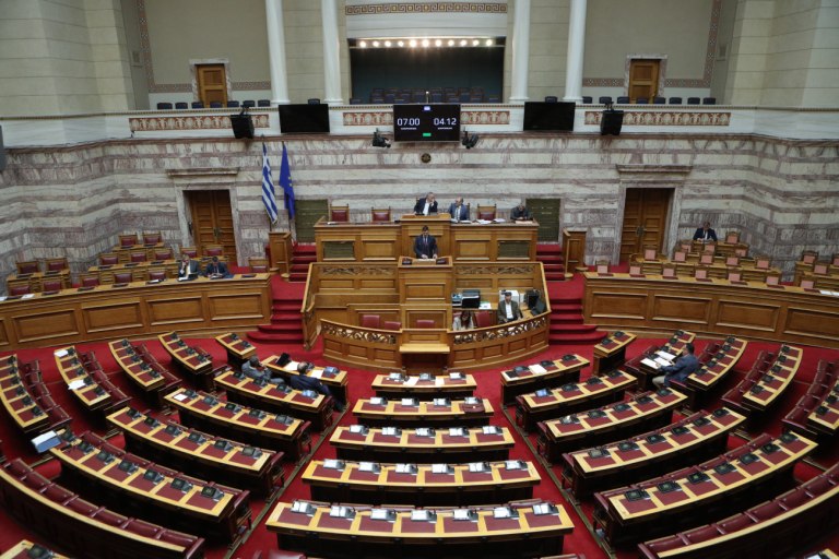 Βουλή: Ξεκινά η μάχη της προανακριτικής: Το crash test της ΝΔ με Καραμανλή και η παρέμβαση Μητσοτάκη