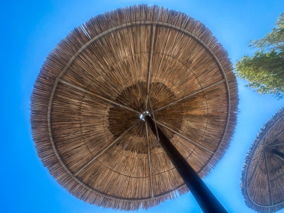 Καιρός: Έρχεται θερμή εισβολή και η τιμή της ξαπλώστρας «πετάει» στα ύψη