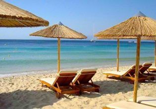 Παραλίες: Στα ύψη οι τιμές για μία ξαπλώστρα