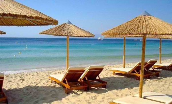 Παραλίες: Στα ύψη οι τιμές για μία ξαπλώστρα
