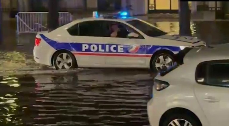 Παρίσι: Αστυνομικοί έκαναν περιπολία στους πλημμυρισμένους δρόμους με μουσική υπόκρουση από τον Τιτανικό