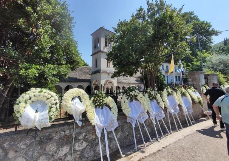 Ήπειρος: Σε κλίμα βαθιάς συγκίνησης η κηδεία του Πετρολούκα Χαλκιά στο Πωγώνι