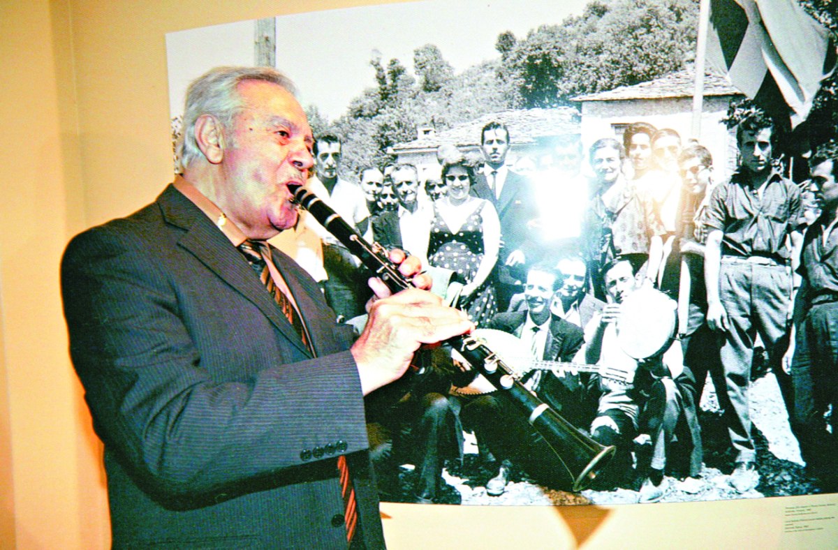 «Στον ήχο του κλαρίνου του η πέτρα της Ηπείρου και οι λυγμοί… » – Ο συγκλονιστικός αποχαιρετισμός του ΚΚΕ στον Πετρολούκα Χαλκιά