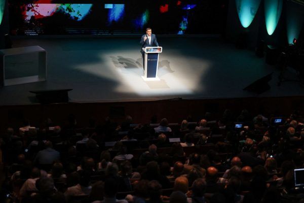 Για εποχή τεράτων σε μια κοινωνία χασμάτων φωνάζει ο Τσίπρας, το Μαξίμου πανικοβάλλεται και κάτι στο πολιτικό σκηνικό επιτέλους πάλλεται